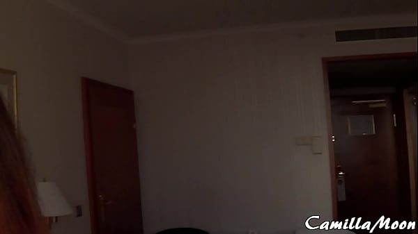 هذه المرأة تحب إدخال الأشياء في مؤخرتها.