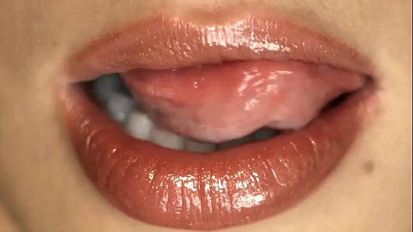 هذه المرأة الناضجة ذات الشعر بين ساقيها ورغبتها الشديدة في ممارسة الجنس تبدو جميلة.