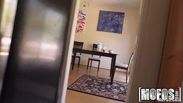 الشقراء في مزاج لممارسة الجنس العنيف.
