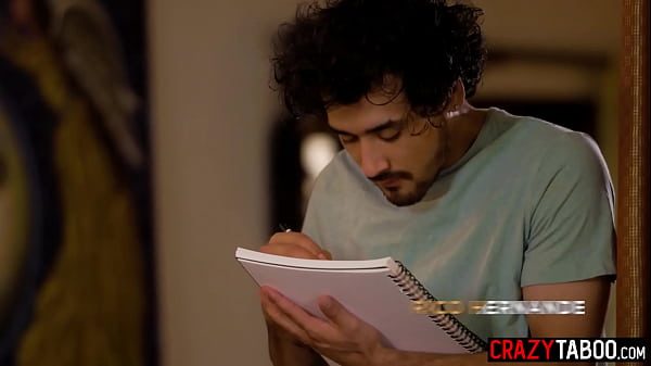 ثدي هذه السمراء رائع، وهي تحب ركوب القضيب حقاً.