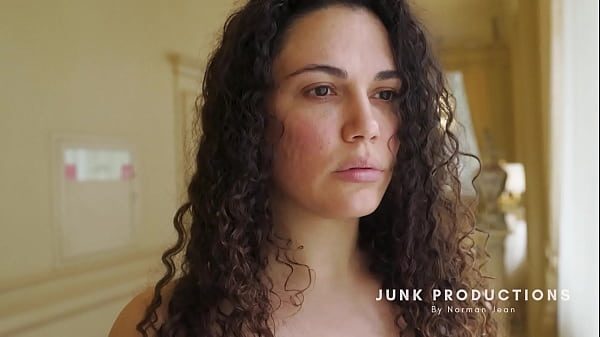 فتاة سمينة تمص قضيباً وهي تستمتع بذلك