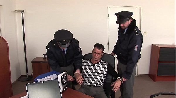 تشعر برغبة في تدليك قضيب الرجل بقدميها وتريد أن تُمارس معها الجنس أيضاً.