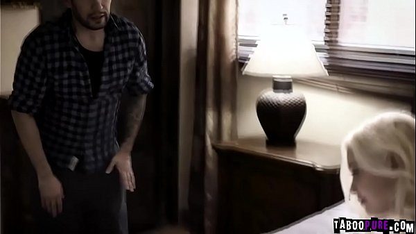 شقراء ذات مؤخرة مثيرة تُمارس معها الجنس بعنف