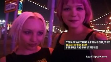 تخرج في المساء لمقابلة رجل وسيم ووسيم