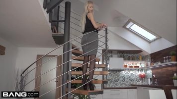 الرقص في الأسلحة ويمارس الجنس مع القذف في المهبل