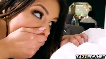 ممارسة الجنس مع امرأة سمراء أثناء تدليك القضيب عن طريق الفم أثناء تدليك جسدها